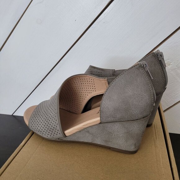 NEW Journee Collection Aretha Grey Distressed Womens 9.5 Peep Toe Wedge Sandals - Picture 2 of 10